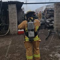 Policía controla el fuego de una toma clandestina de gas en Xochimehuacán, Puebla