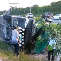 Volcadura de autobús turístico en la autopista Cancún-Tulum deja dos muertos y 40 heridos