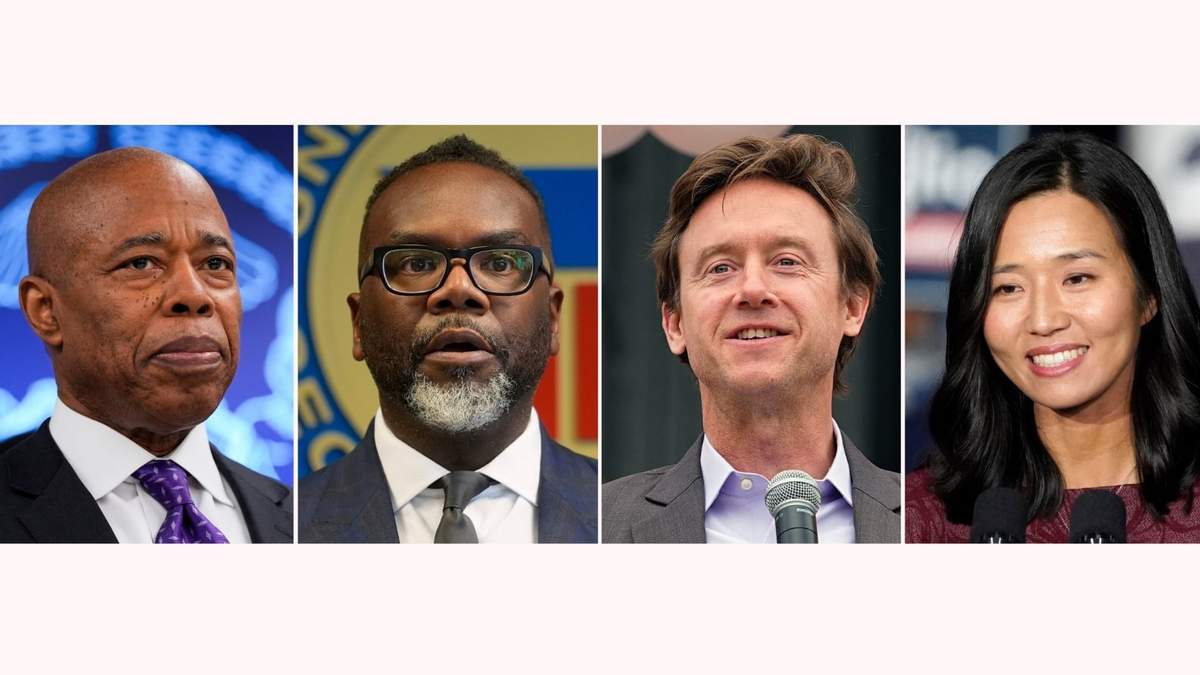 De izq a der: el alcalde de la ciudad de Nueva York Eric Adams, el alcalde de Chicago Brandon Johnson, el alcalde de Denver Mike Johnston y la alcaldesa de Boston Michelle Wu en Boston