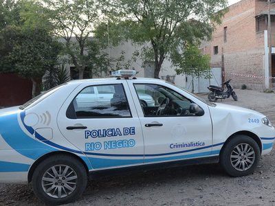 Por pasear a su perro, la detuvieron: escándalo con la Policía de Río Negro. Mirá