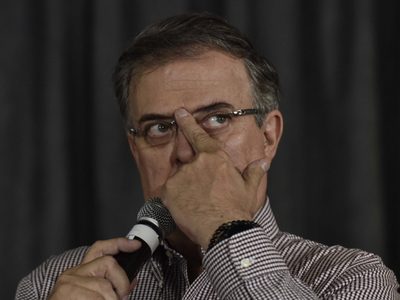 Equipo de Ebrard denuncia guerra sucia contra el “carnal” desde Contralínea y “granjas de bots”