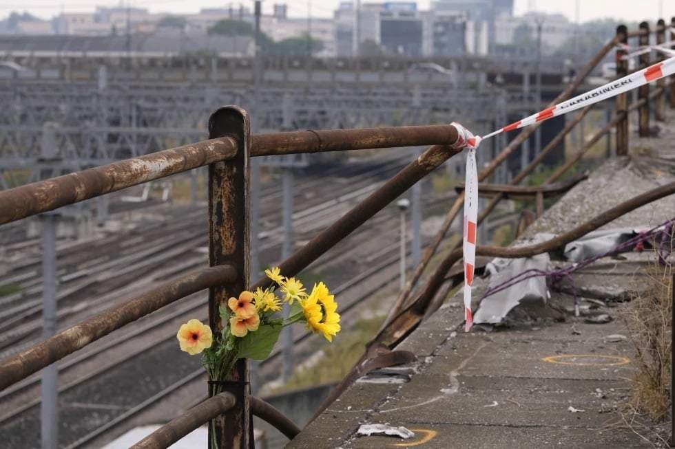 Un ramo de flores de plástico en el lugar del accidente de un autobús de pasajeros en Mestre, cerca de la ciudad de Venecia, Italia, el 4 de octubre de 2023