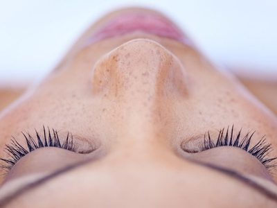 Los mejores secretos de belleza para tener pestañas largas y sugerentes
