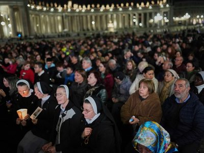El papa a da gracias a los voluntarios mientras el Vaticano celebra otro evento del Año Santo sin él