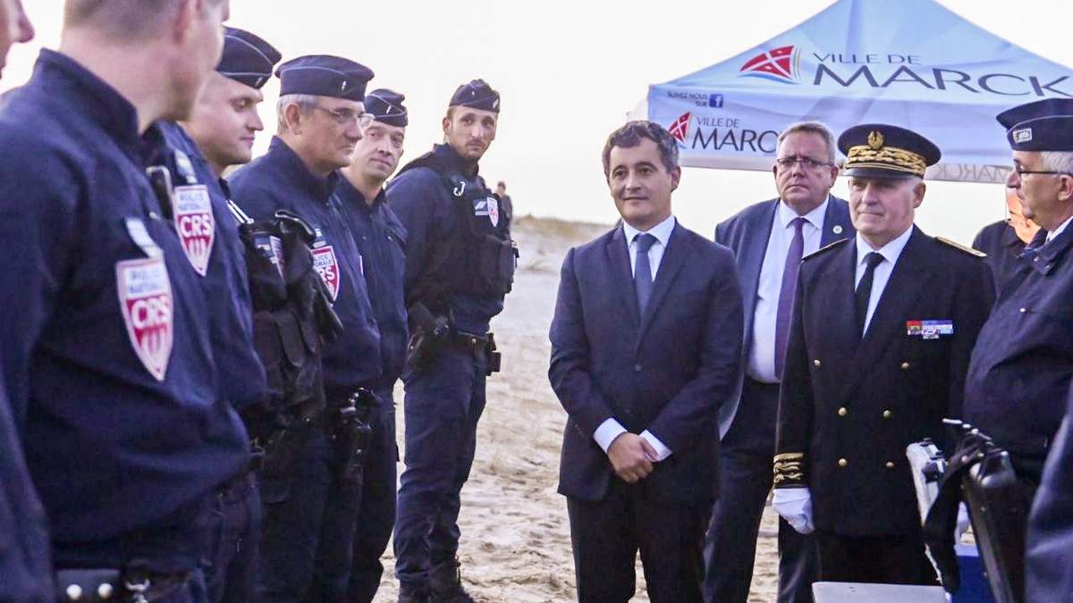 Gerald Darmanin, ministro del Interior junto a efectivos policiacos