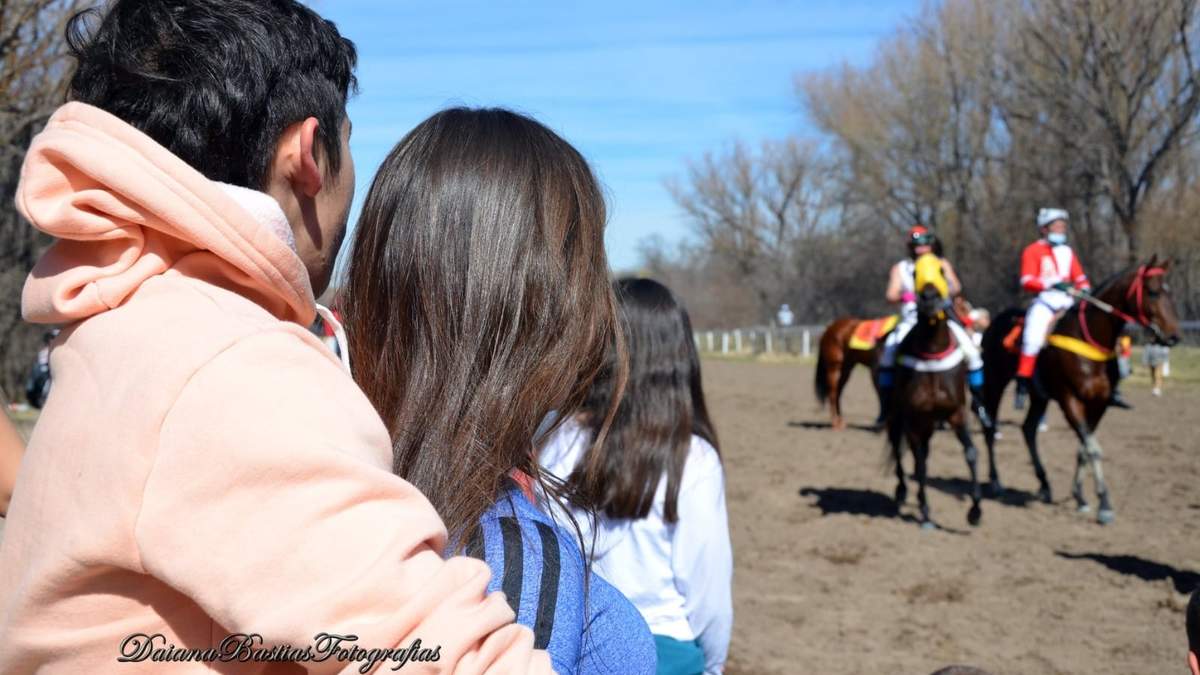 Carrera de caballos en Vista Alegre. Fuente: (Facebook)