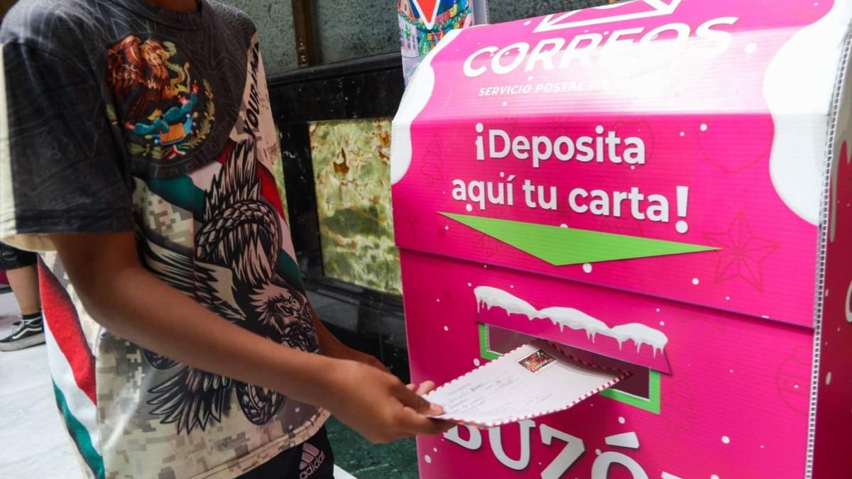 Envío de cartas en las oficinas de Correos Nacionales de México