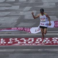 El boliviano Héctor Garibay conquista el Maratón de la Ciudad de México e impone nuevo récord