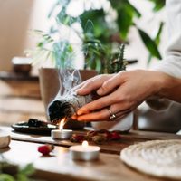 Ritual de abundancia: la planta que tenés que quemar para atraer el éxito y el dinero