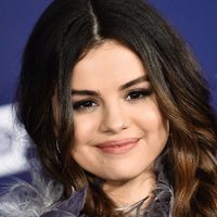 ¡Insólito! Selena Gómez impactó a todos al grabar justo "ahí". ¿Cómo lo logra?