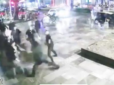 Se viraliza una golpiza que supuestos cadeneros de un bar dan a un joven en Puebla (Video)