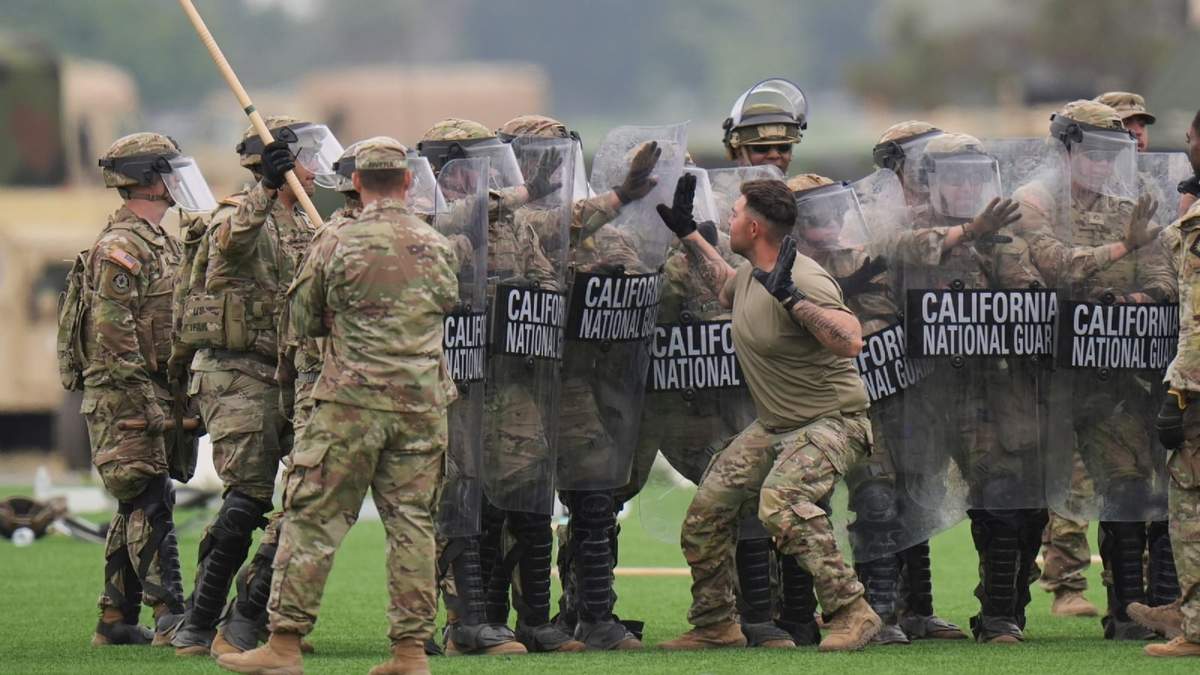 Miembros de la Guardia Nacional realizan ejercicios tras ser desplegados a Los Ángeles, el miércoles 11 de junio de 2024, en Los Alamitos, California