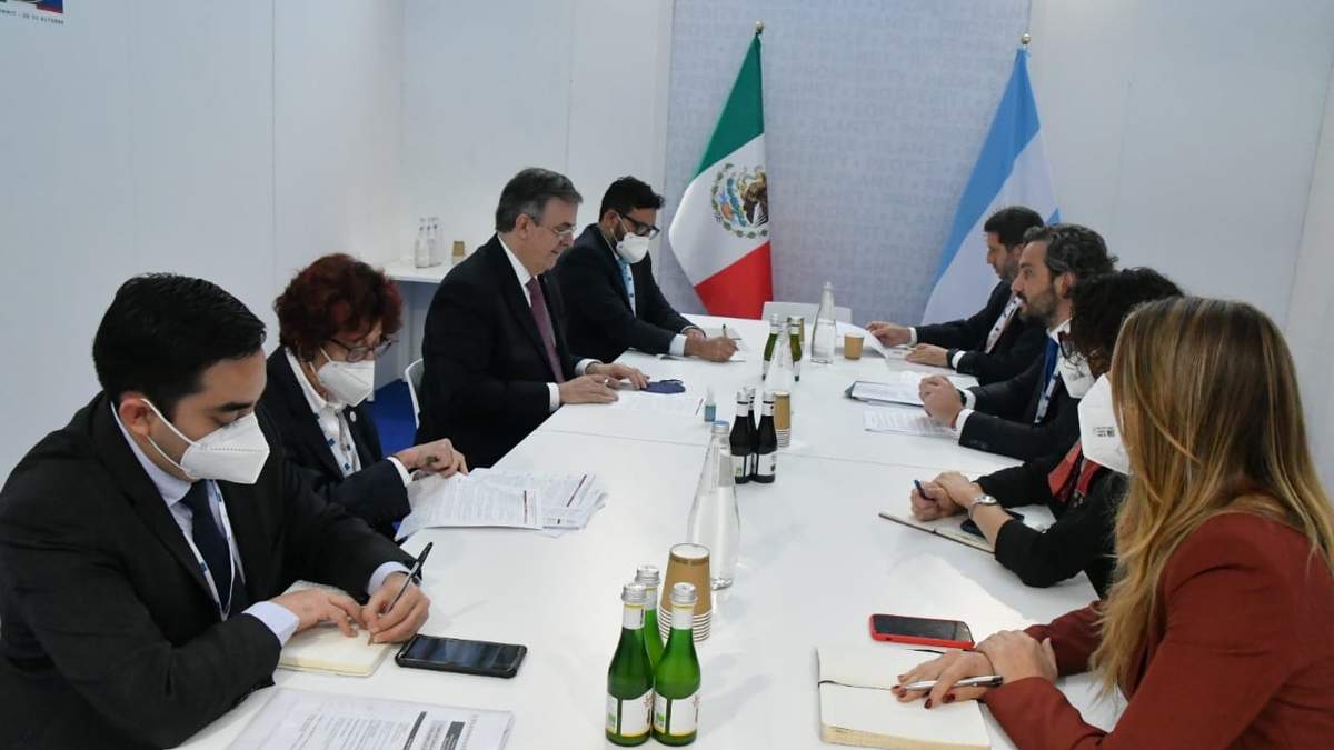 La agenda del secretario Ebrard en el segundo día de participación en la
Cumbre incluyó varias reuniones bilaterales con diversos líderes de países del
G20,