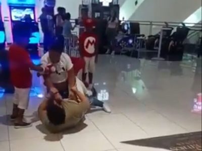 Hombres se pelean por una silla en Cinépolis Universidad; niño intenta separarlos (Video)