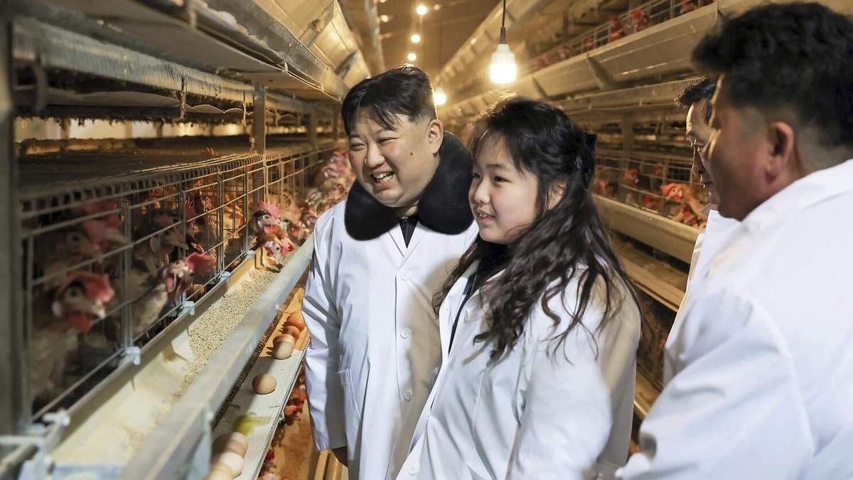 En esta fotografía proporcionada el lunes 8 de enero de 2024 por el gobierno de Corea del Norte, se muestra al gobernante norcoreano Kim Jong Un junto a su hija durante una visita a una granja de pollos