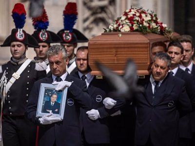 La clase política italiana rinde homenaje a Berlusconi un año después de su muerte