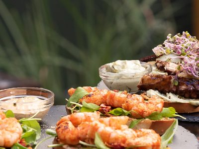 Llevá tu cena de Navidad a otro nivel con esta receta de bruschettas de palta y langostinos que es una delicia