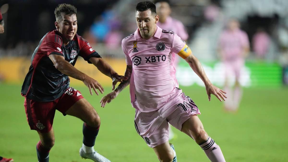 El argentino Lionel Messi, del Inter Miami, conduce el balón junto a Kobe Franklin, de Toronto FC, en un partido de la MLS