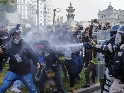 Marcha de jubilados termina con enfrentamientos y heridos frente al Congreso