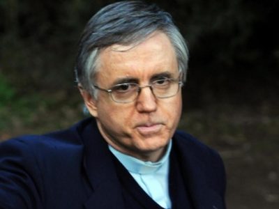 El padre Julio Grassi solicitó la libertad anticipada tras recibirse de abogado