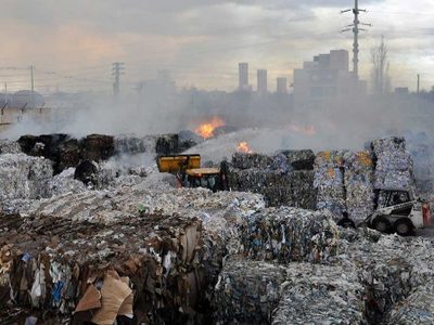Fuego desbastador arrasa con una papelera en Cipolletti