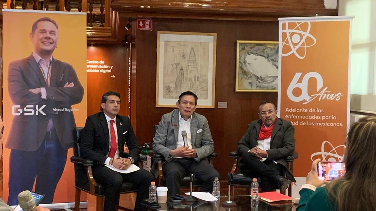 En conferencia en el Museo Franz Mayer, Sigfrido Rangel, director médico de GSK México (centro), y Javier Martínez, presidente de la Red Mexicana de Personas que Viven con VIH/SIDA (derecha)
