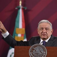 Revela AMLO que le propusieron reservar por “seguridad nacional” libros de texto gratuitos de la SEP
