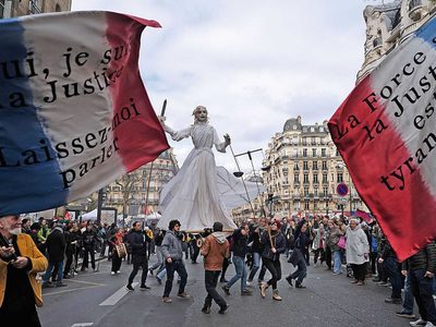 Las multitudinarias manifestaciones que Macron no ve ni escucha