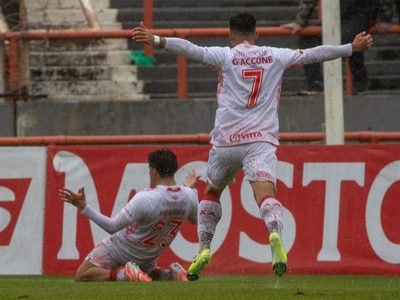El gol que abrió Aldosivi-Argentinos Juniors fue culpa de un hincha