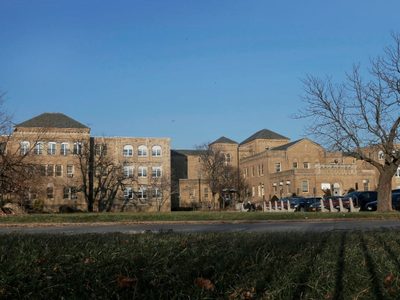 NY abrirá albergue para hasta mil migrantes en estacionamiento de hospital psiquiátrico