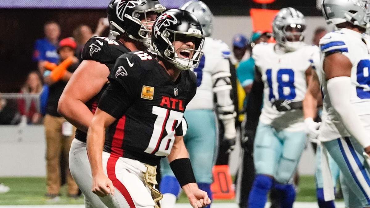 El quarterback de los Falcons de Atlanta, Kirk Cousins (18) celebra luego de una anotación durante la segunda mitad del juego de NFL ante los Cowboys de Dallas, el domingo 3 de noviembre de 2023, en Atlanta.