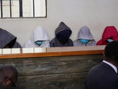 Comparecen niñas acusadas de planear y ejecutar incendio que mató a 16 menores en escuela de Kenia