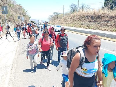 Un centenar de migrantes se fuga de estación del INM en Berriozábal; denuncian malos tratos