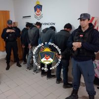 Desvalijaron una casa en centenario y terminaron detenidos