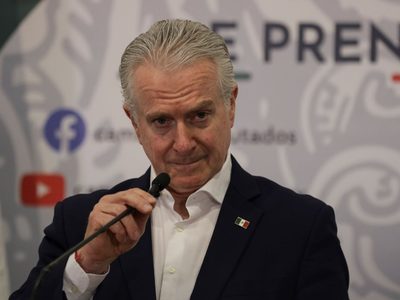 Creel señala “fanatismo” de diputados de Morena; no pasará el juicio político a ministros, advierte