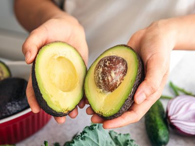 El increíble abono que se puede obtener solo con el hueso de la palta