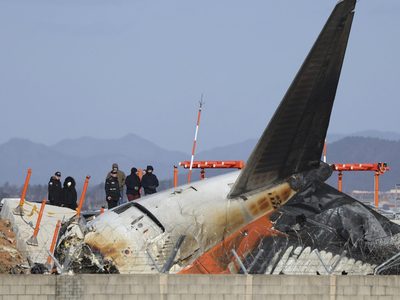 Investigadores de EU y Boeing inspeccionan el lugar de accidente aéreo mortal en Corea del Sur