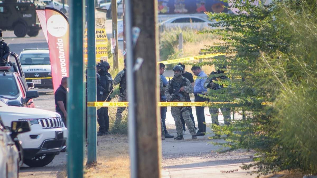 Omar García Harfuch en el fraccionamiento Villas del Río, en Culiacán, donde uno de sus agentes fue asesinado