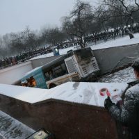 Autobús se estrella contra entrada del metro en Moscú; hay cinco muertos (Video)