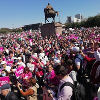 Entre abucheos a AMLO, 25 mil personas asisten a la Macroplaza de Monterrey para defender al INE