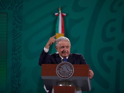 AMLO critica al INE por multa a Samuel García; apoyo de su esposa es “lo más normal”