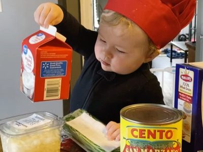 Las recetas del bebé chef son un éxito y hasta ya tiene su marca de ropa