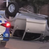 Una camioneta volcó, su conductor escapó y dejó abandonada a su acompañante