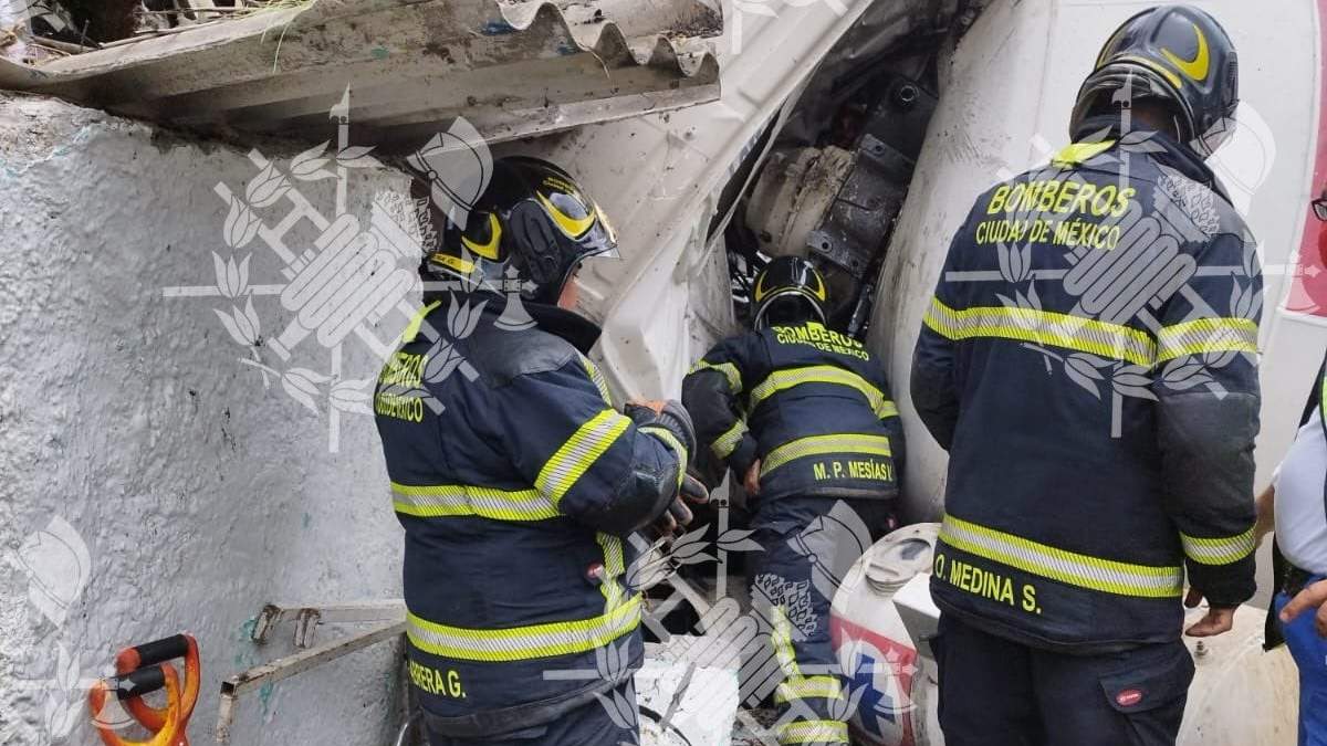Bomberos rescataron al conductor de la revolvedora