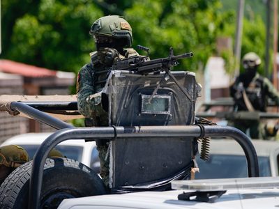 Arriban más militares a Culiacán en medio de nuevos enfrentamientos y asesinatos