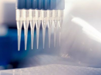 AstraZeneca dice que su vacuna tiene 79% de eficacia y no provoca trombosis