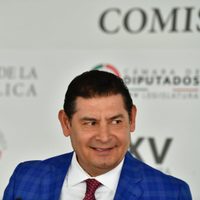 Aunque queda en familia, primer viso de discordia: Alejandro Armenta gana encuesta en Puebla