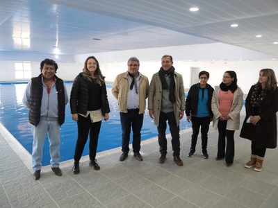 Omar Gutiérrez visitó la pileta climatizada de Loncopué, la cual está cerca de estar lista