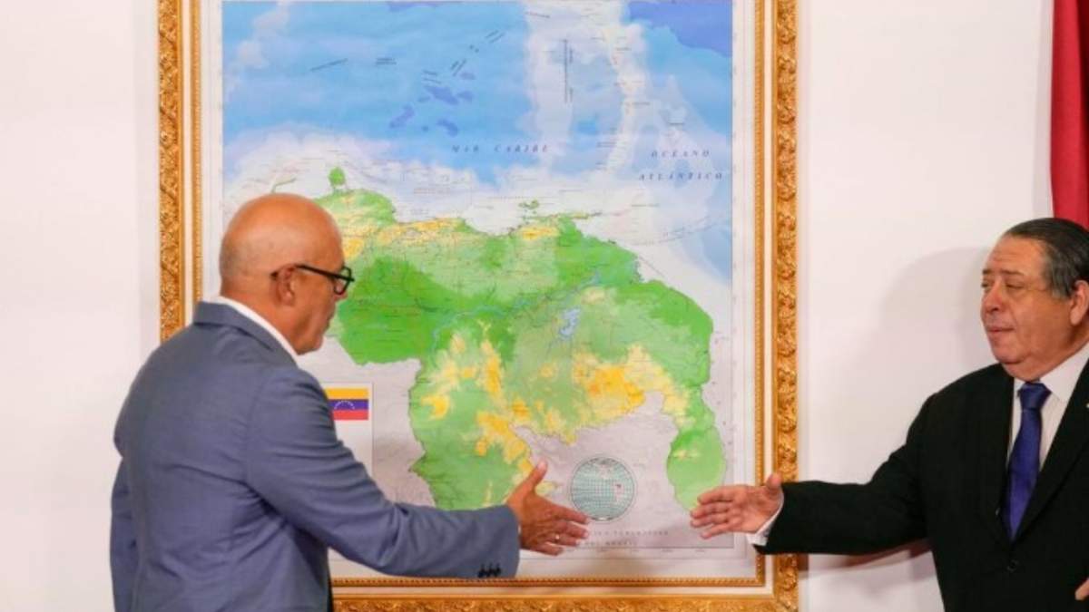 El presidente de la Asamblea Nacional, Jorge Rodríguez (izquierda), y el presidente de la Comisión Especial para la Defensa de Guyana Esequibo, Hermann Escarra