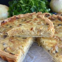 Tarta con cebolla caramelizada, queso y champiñones: una receta imperdible si no sabés qué cocinar esta semana